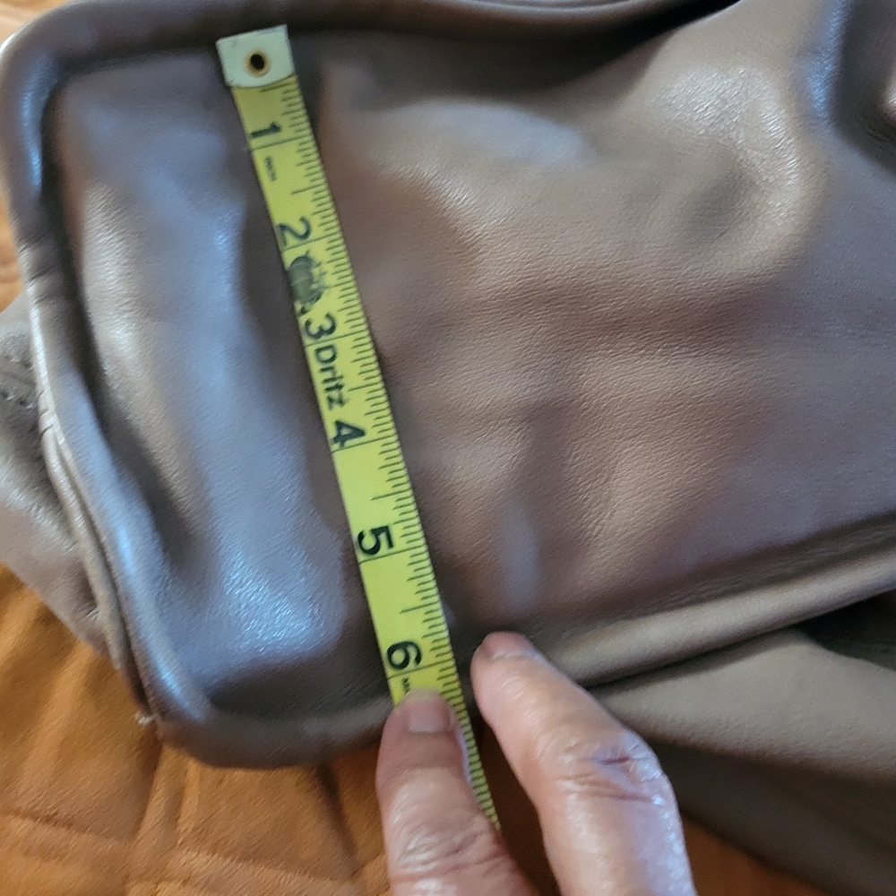 Beautiful Bulga Leather Bag - Picture 7 of 14